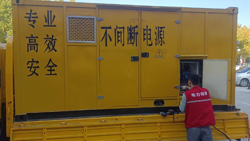 江都柴油发电机组和UPS电源配合使用时，如何避免切换过程中的电力中断？